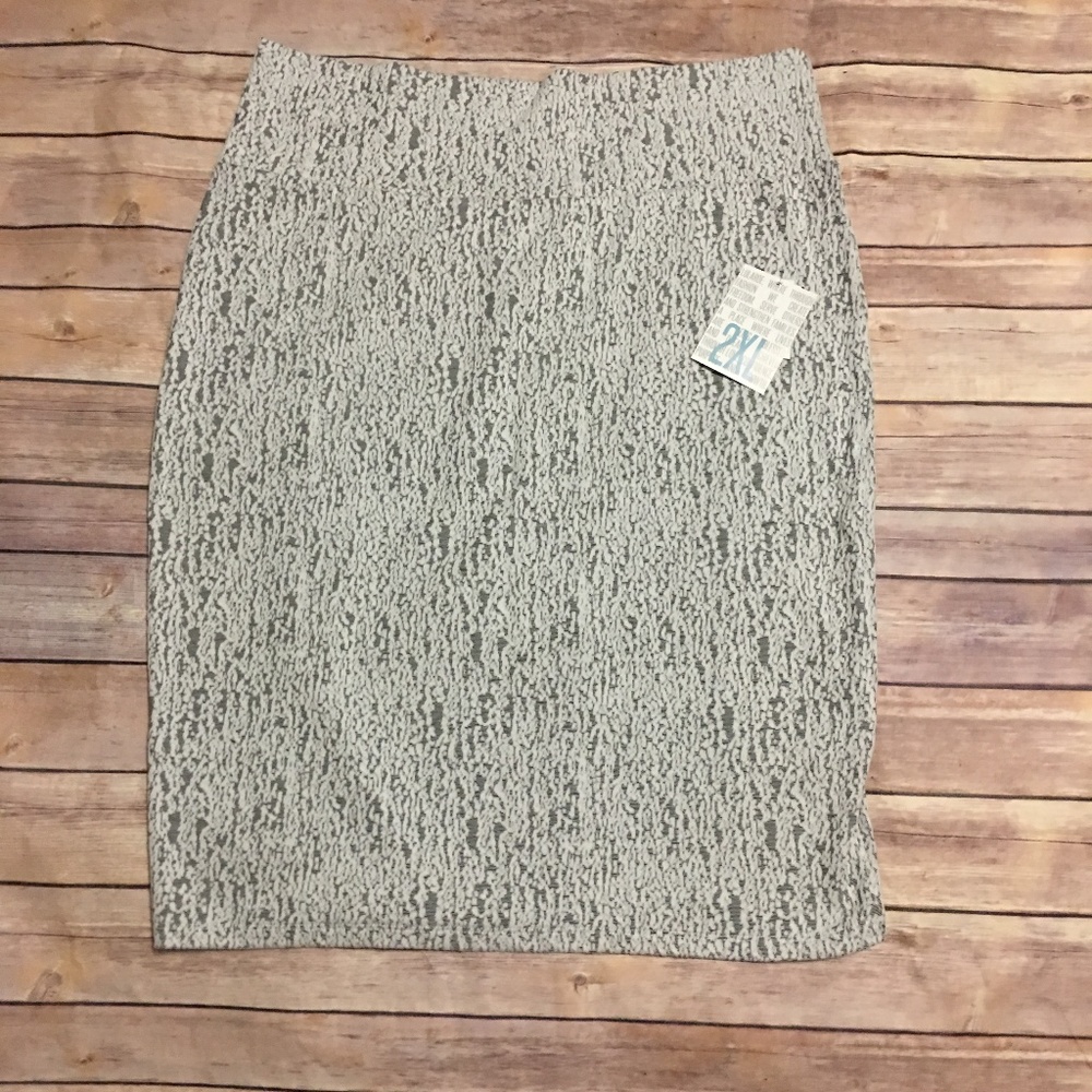 🎉 LuLaRoe Black and White Jacquard Cassie Skirt